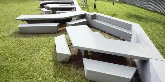 把公共座椅設計成這樣，你咋不上天？