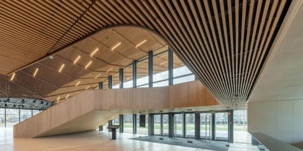 新的、多功能劇院建筑