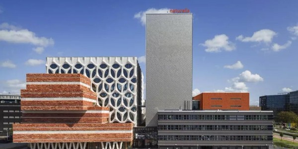 兩種不同的混凝土特殊用法，賦予了這座生物博物館的雙面孔