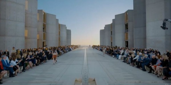 LV時(shí)裝秀場(chǎng) — 薩爾克研究所廣場(chǎng)為什么一棵樹(shù)也沒(méi)種？建筑大師路易斯·康的封神之作