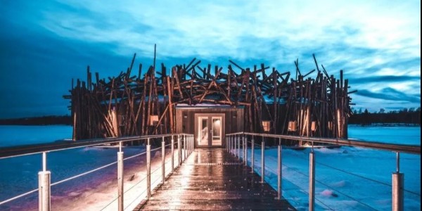 在這座漂浮的鳥(niǎo)巢里，藏了12間可以躺著看極光的房間