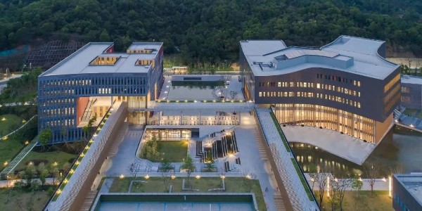 在建筑與自然、垂直與水平之間創(chuàng)造了一種發(fā)現(xiàn)感