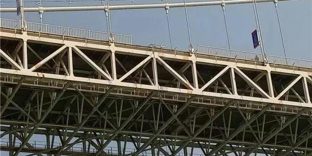 重慶大巴墜江怪防護(hù)欄桿？設(shè)計(jì)、施工企業(yè)表示“這個(gè)鍋不背”！