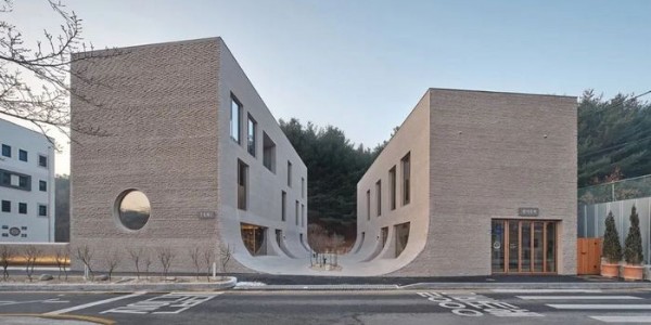 咖啡館混凝土磚外墻流入中央庭院，簡(jiǎn)潔張力