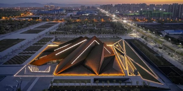 Foster + Partners新作 / 大同美術館，四座相互堆疊的金字塔