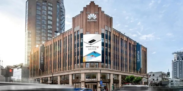 華為全球最大旗艦店開幕了，老建筑里溢出了硬核的未來氣息