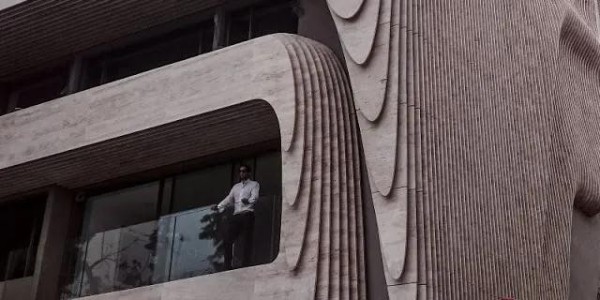 這棟房子用曲線大理石做外墻，張揚的個性之美！