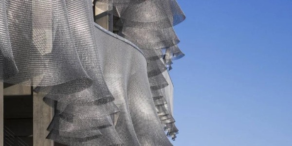 這個停車場太飄了，竟將金屬網做成了“少女的裙擺”掛在立面上！