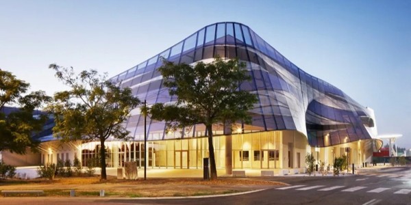 曲線(xiàn)外立面，像一塊“輕盈感”的布料 —— 法國(guó)·尼姆體育館